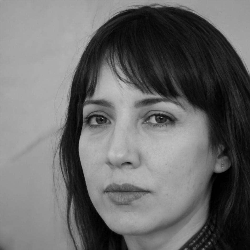 Portrait professionnel d'une femme confiante avec des cheveux bruns