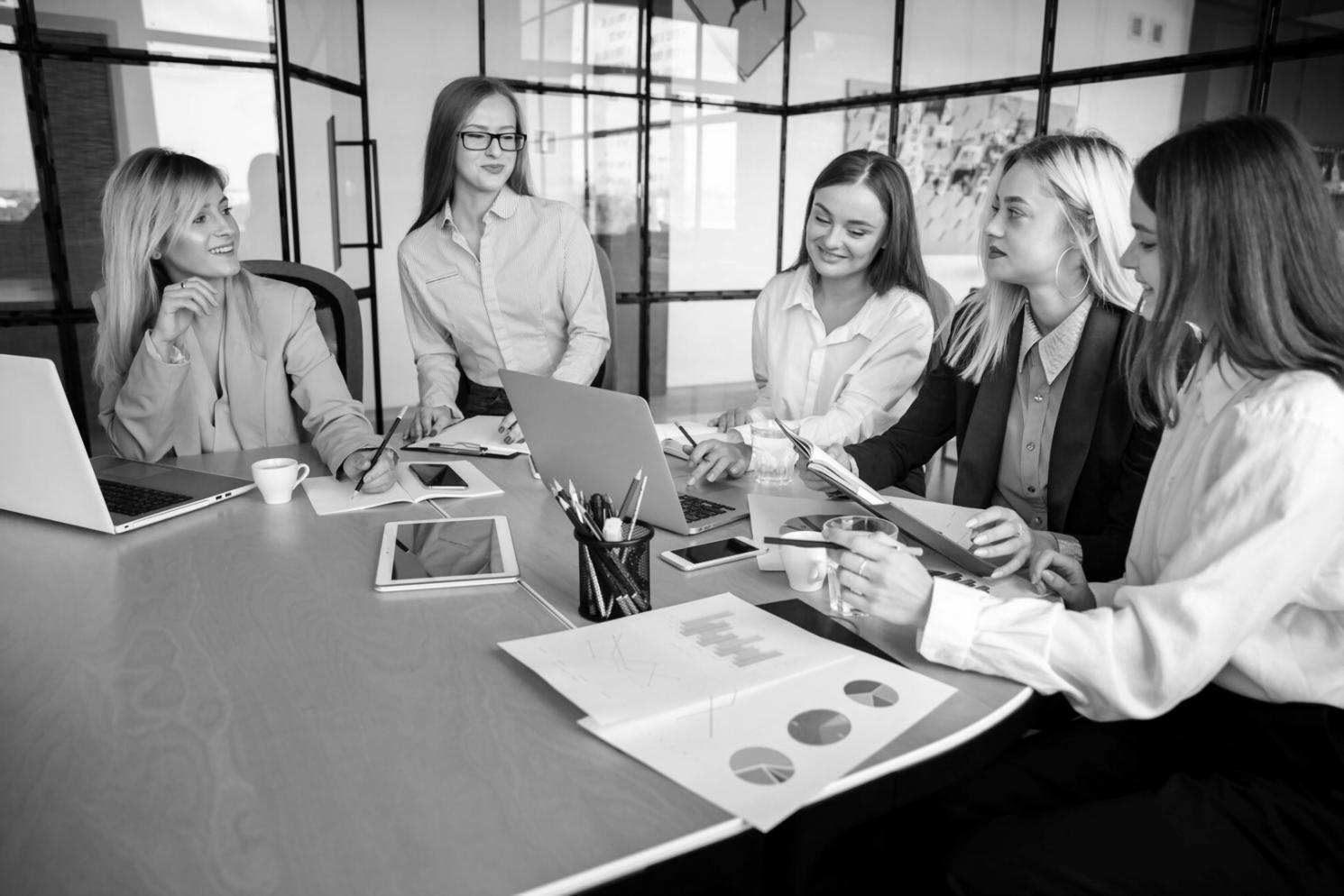 Documents financiers et stylo sur un bureau organisé