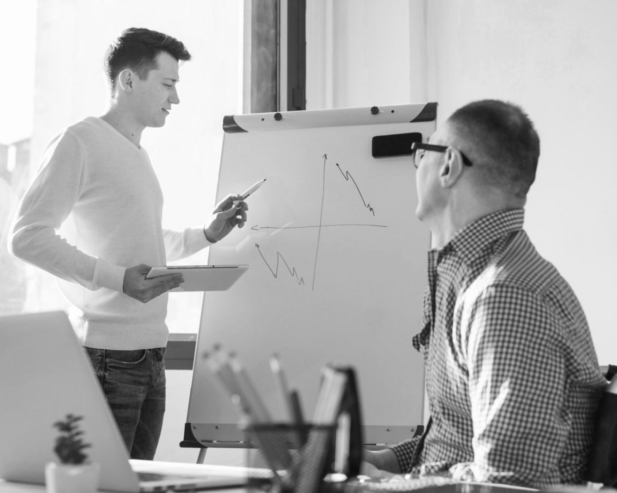 Groupe d'étudiants travaillant sur leurs projets financiers